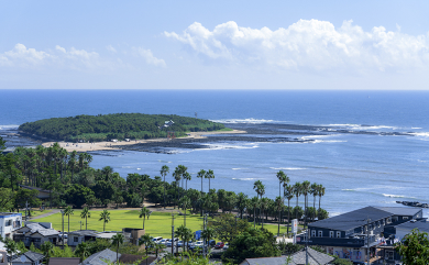 宮崎県、きれいな青空の広がる海沿いの写真